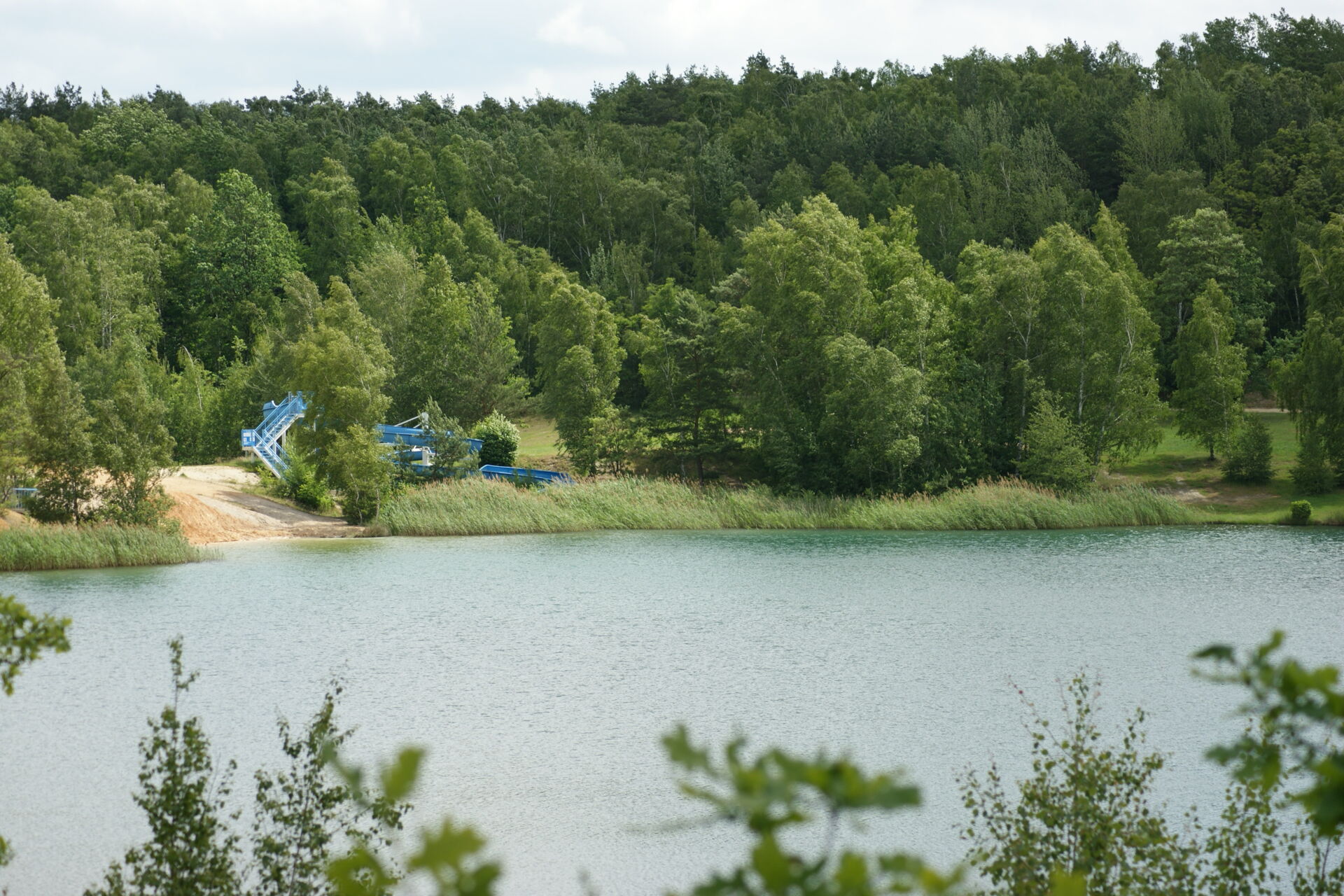 Sachsenurlaub an der Blauen Adria bei Bautzen Blick auf die Blaue Adria mit blauer Rutsche und Sandstrand