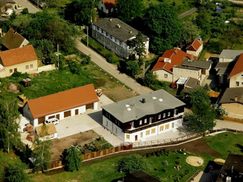 Luftaufnahme der Pension Adriaurlaub Luftaufnahme eines Wohngebiets mit Häusern und Gärten, Straßen dazwischen.